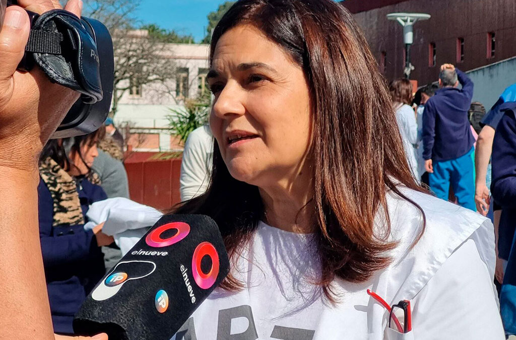 Trabajadores de la Salud realizaron un abrazo solidario al Hospital Garraham y ratifican el paro del próximo miércoles