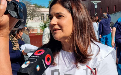 Trabajadores de la Salud realizaron un abrazo solidario al Hospital Garraham y ratifican el paro del próximo miércoles