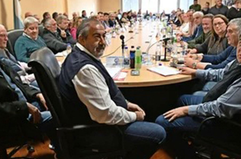 El Gobierno y la CGT negocian blindar a delegados en la reforma laboral