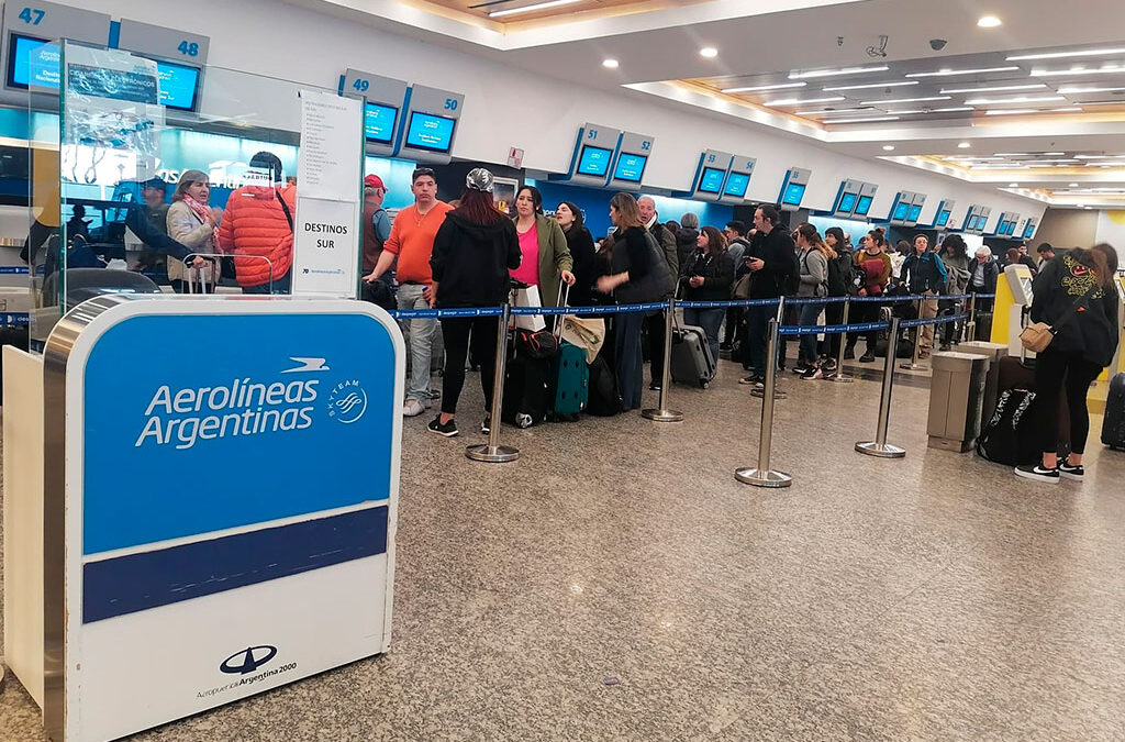Los gremios aeronáuticos fueron convocados por Aerolíneas Argentinas para destrabar el conflicto salarial