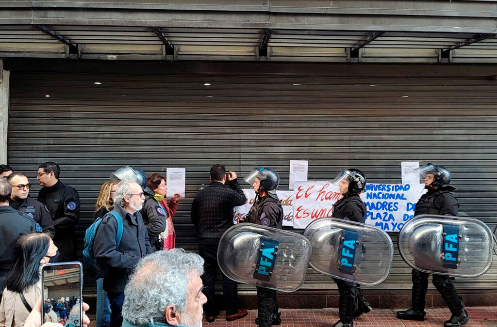 Con un fuerte operativo policial, impiden el ingreso de los trabajadores a la Universidad Madres de Plaza de Mayo