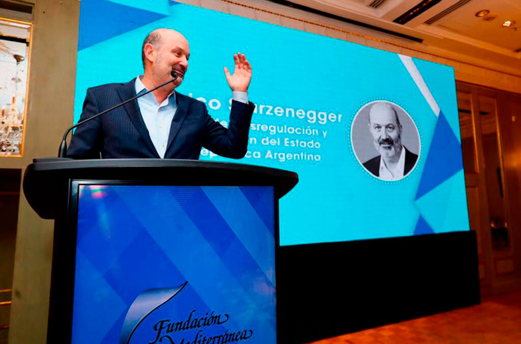 Sturzenegger alentó a los empresarios a «diseñar el sistema de despidos que quieran» y festejó la puesta en disponibilidad de un centenar de empleados del INCAA