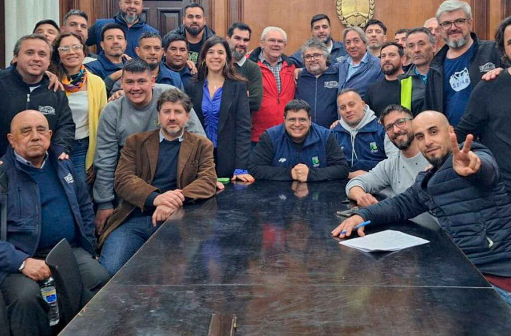 El aumento del 26% logrado por los Aceiteros le pone presión a Caputo y su techo a las paritarias