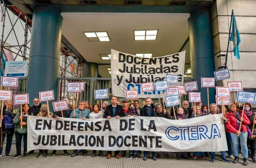 Docentes movilizan al Congreso en defensa de jubilados y anuncian Jornada Nacional de Lucha de 48 horas