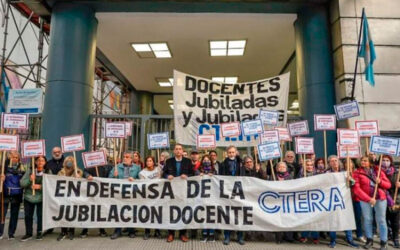Docentes movilizan al Congreso en defensa de jubilados y anuncian Jornada Nacional de Lucha de 48 horas