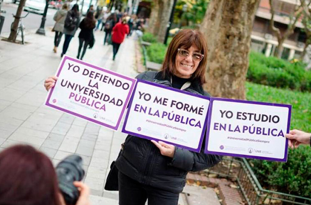 Docentes y estudiantes se movilizan en defensa de la Universidad Pública y por salarios dignos