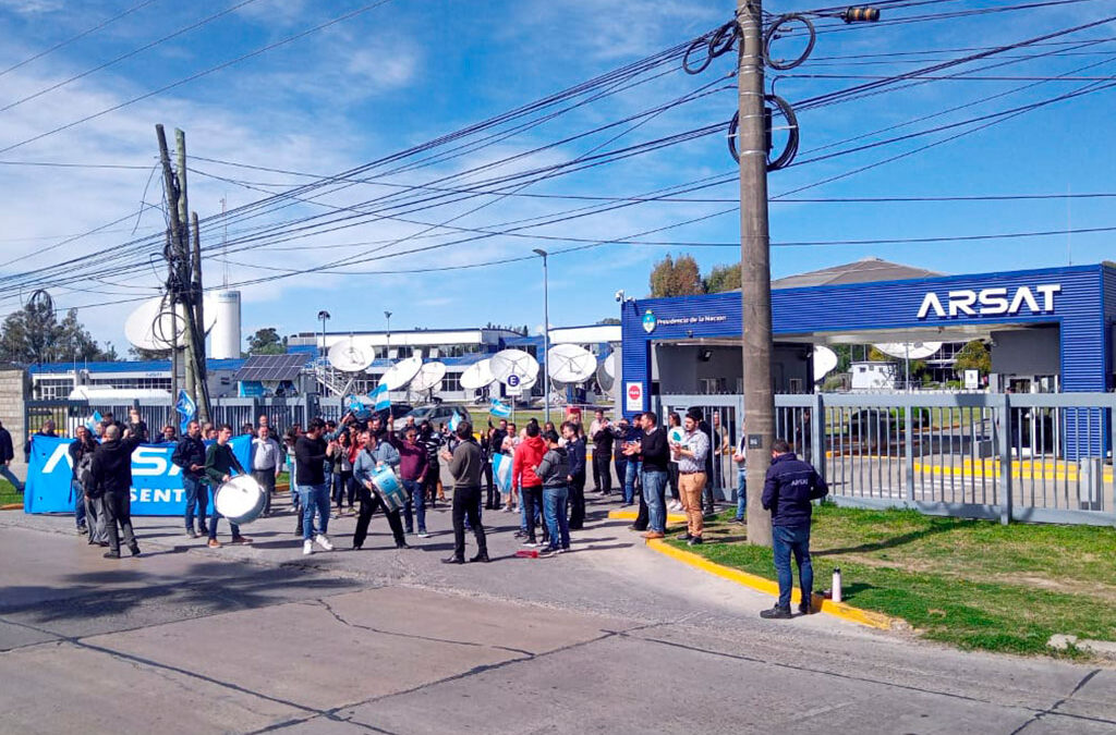Trabajadores de ARSAT realizaron un ruidazo tras 9 meses de conflicto salarial