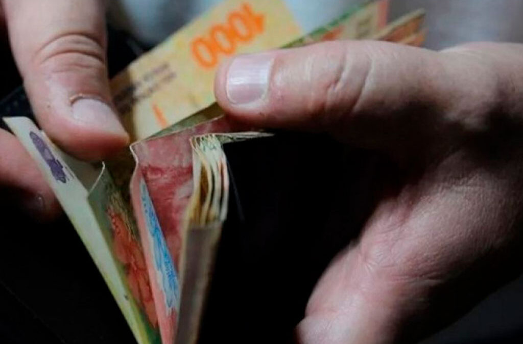 El salario mínimo perdió más de un cuarto de su poder de compra en apenas 9 meses de gestión de Javier Milei