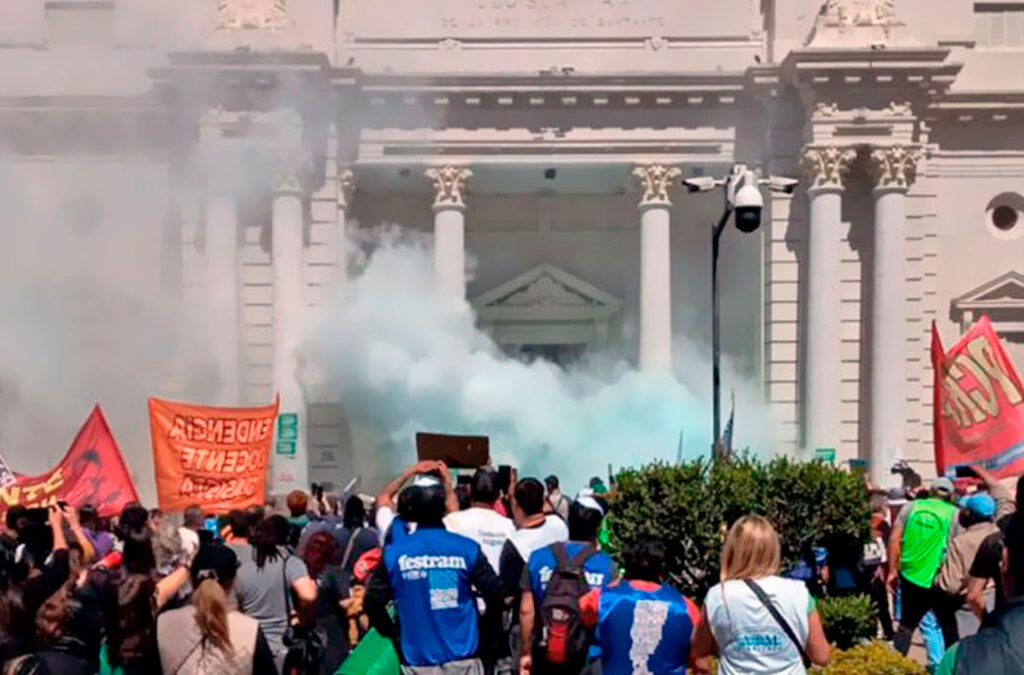 Trabajadores municipales rotulan de “vergonzoso” el voto a favor de la reforma jubilatoria de Pullaro