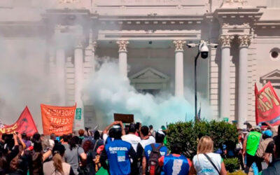 Trabajadores municipales rotulan de “vergonzoso” el voto a favor de la reforma jubilatoria de Pullaro