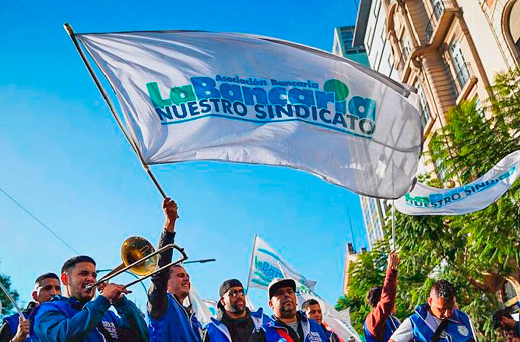 Los bancarios cerraron un aumento salarial de 4,2% para agosto y el salario básico está en casi 1,5 millón de pesos mensuales