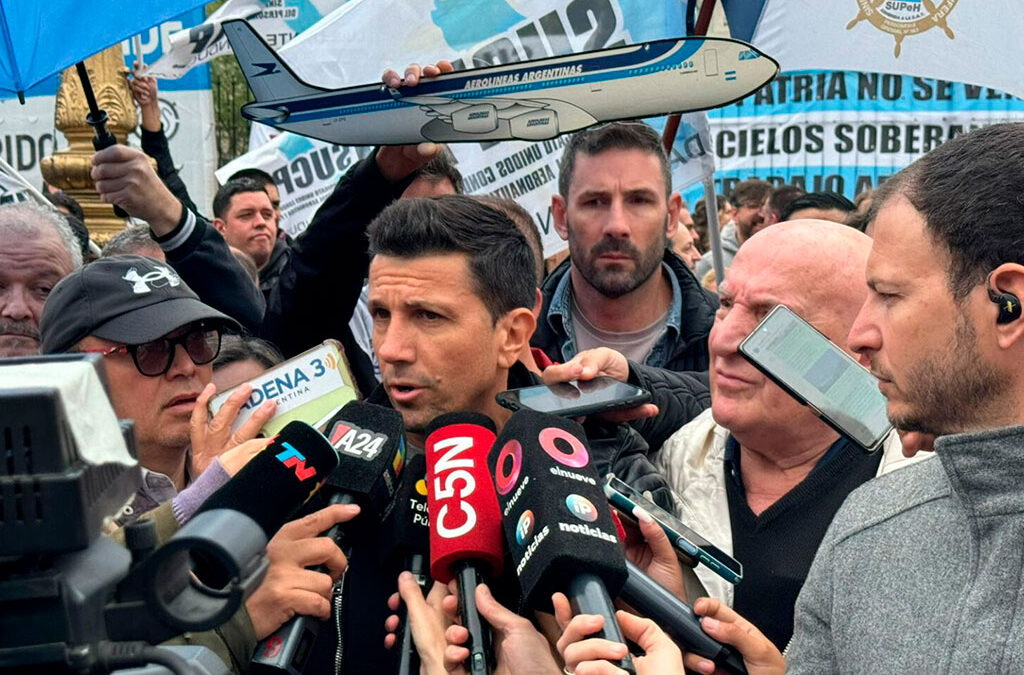 Aeronavegantes marcharon al Congreso en defensa de Aerolíneas Argentinas: «la experiencia privatizadora fue nefasta»