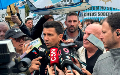 Aeronavegantes marcharon al Congreso en defensa de Aerolíneas Argentinas: «la experiencia privatizadora fue nefasta»