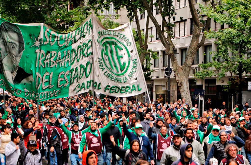 Estatales del ex ministerio de Desarrollo Social protestan por despidos y advierten que se están vaciando áreas enteras