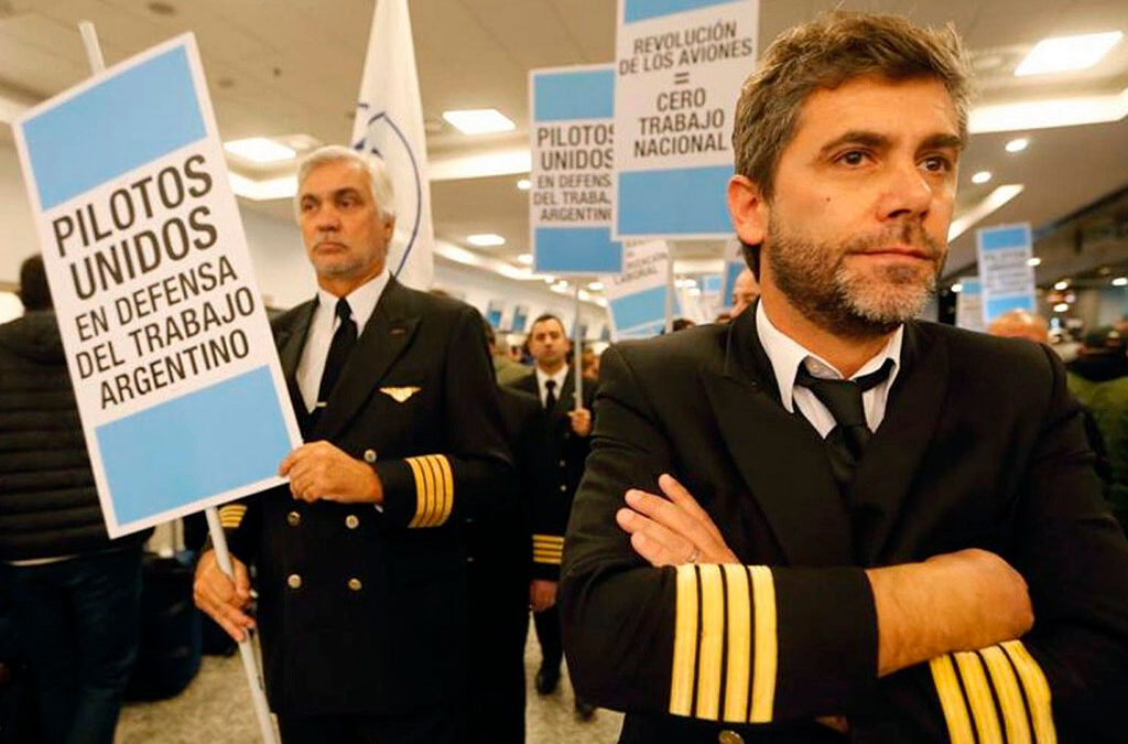 Los pilotos anunciaron acciones legales contra la reglamentación que permite la incorporación de aeronaves y pilotos extranjeros