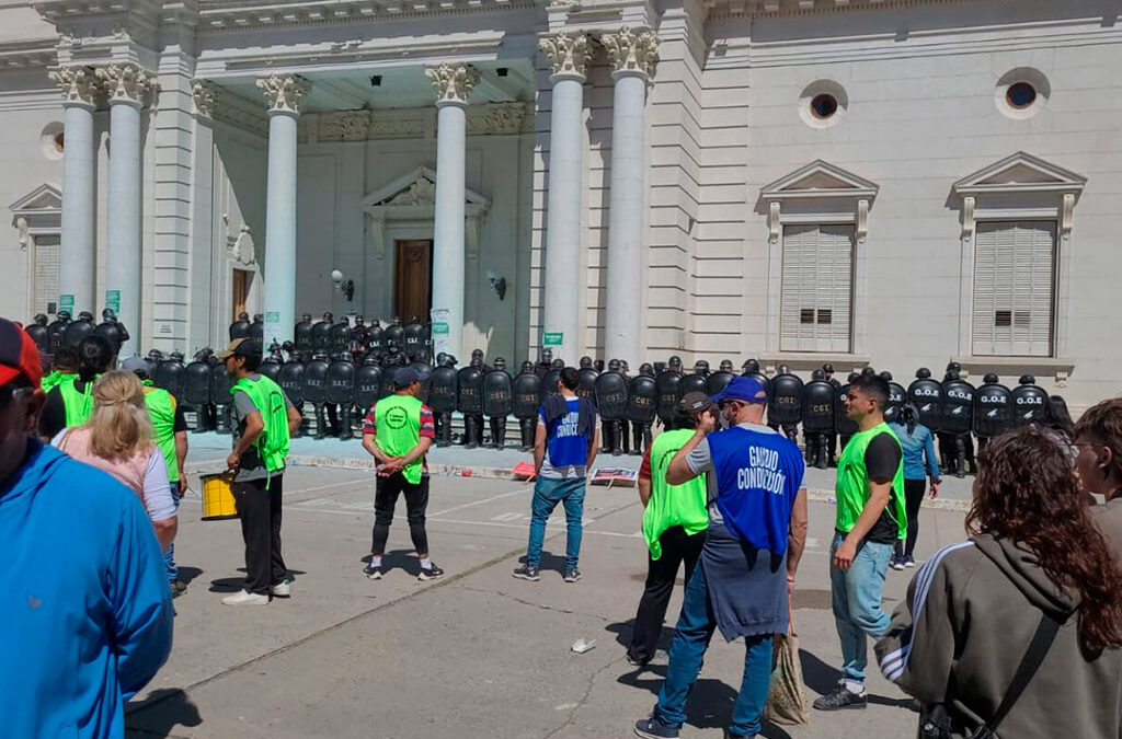 Allanamientos y detención a sindicalistas en Rosario en la previa al cierre de las paritarias