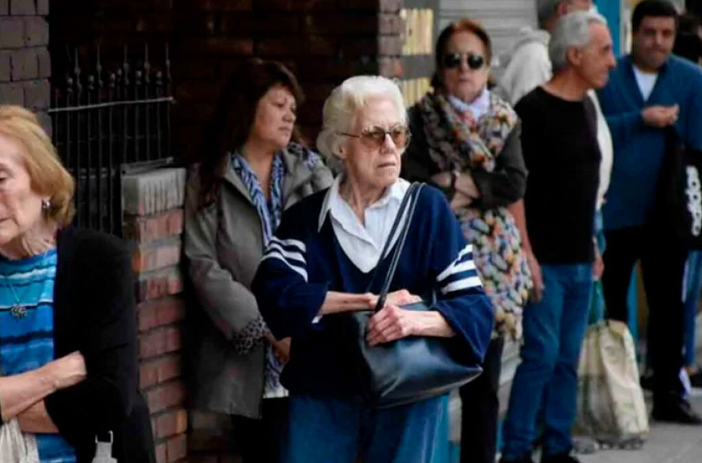 Milei va por una de las “joyas de la abuela” en materia de derechos: quiere subir la edad jubilatoria