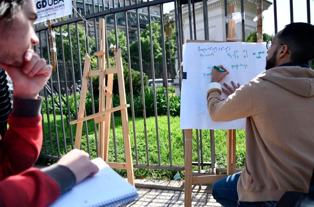 El salario en el epicentro del conflicto universitario: docentes con diez años de antigüedad cobran $ 200.000