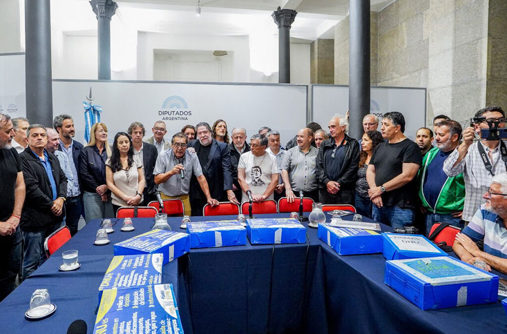 La CTA-Autónoma entregó al Congreso más de 500 mil firmas en contra del DNU 70/23