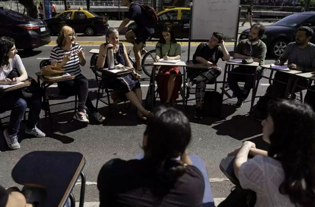 Estudiantes y docentes universitarios buscan sostener la protesta, pero los rectores apuestan a la negociación política