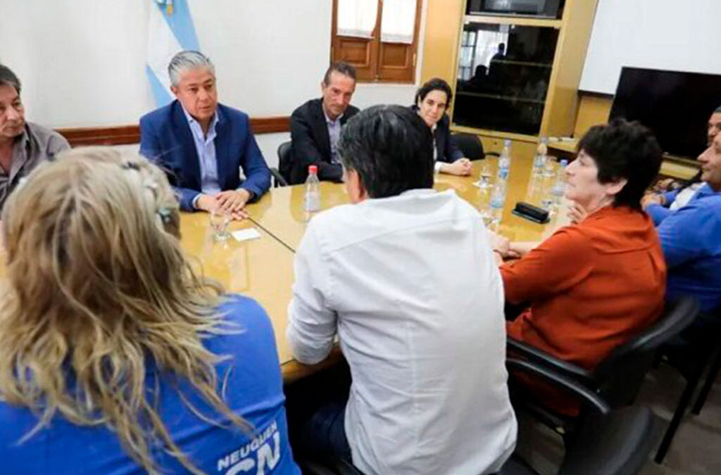 Los cuatro gremios estatales neuquinos aceptaron la propuesta salarial para 2025