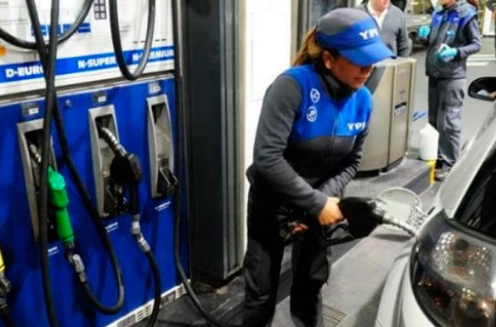 Nuevo aumento salarial para playeros y playeras de YPF y otras petroleras de alcance bimestral