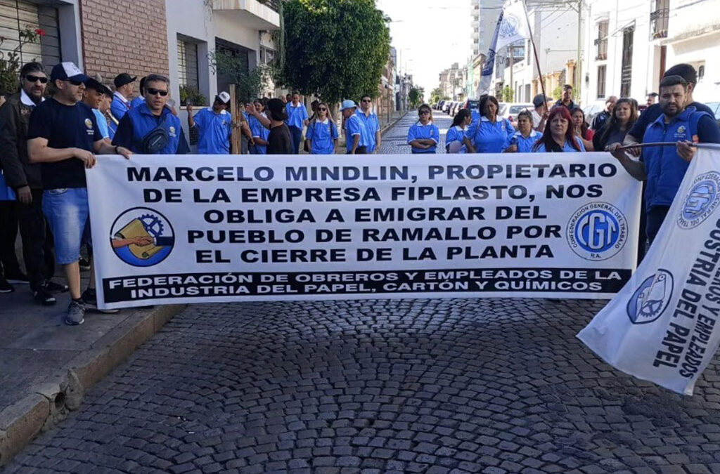 Crece la tensión por despidos en una papelera de Ramallo y los trabajadores advierten por su posible cierre