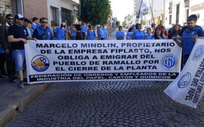 Crece la tensión por despidos en una papelera de Ramallo y los trabajadores advierten por su posible cierre