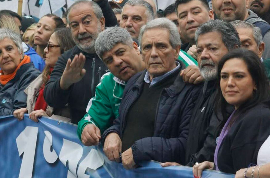 Dejan sin efecto el sobreseimiento de Carlos Acuña, uno de los jefes de la CGT, y ordenan procesarlo por bloquear estaciones de servicios