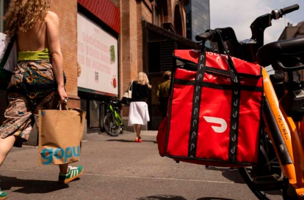 El desplome del consumo en apps de delivery profundiza la precarización laboral de repartidores