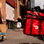 El desplome del consumo en apps de delivery profundiza la precarización laboral de repartidores