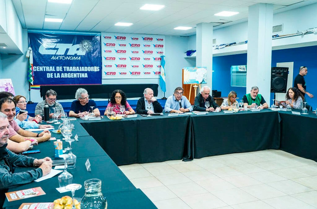 Las dos CTA exigen convocatoria del Consejo del Salario y recurren a la Justicia contra el DNU 70