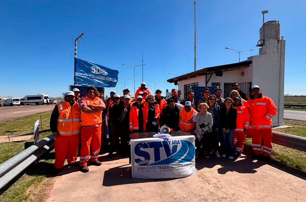Trabajadores Viales Nacionales realizaron un abrazo simbólico a las 24 sedes del organismo contra el desfinanciamiento de Vialidad Nacional