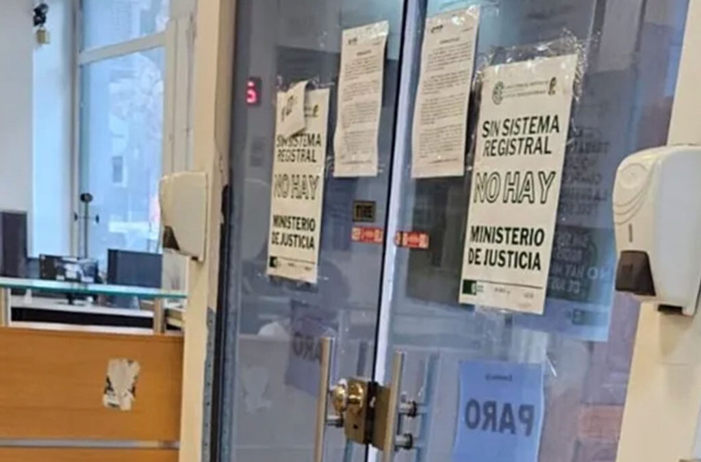 Una medida de fuerza gremial está frenando la importación de autos y motos