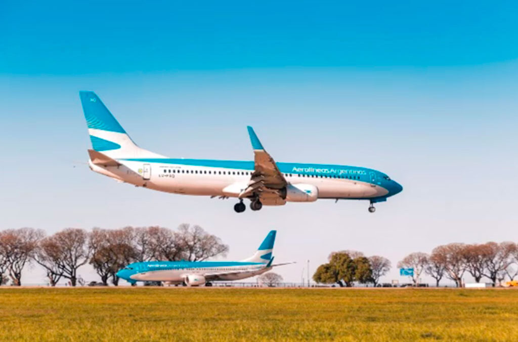 Aerolíneas Argentinas y los sindicatos firmaron el acuerdo: incluye una mejora económica y cambios en las condiciones laborales