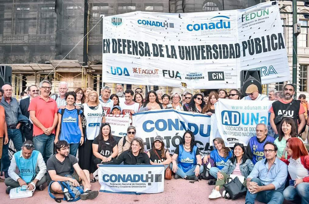 Docentes y nodocentes de las universidades nacionales exigen “paritarias libres” y mejoras en el presupuesto
