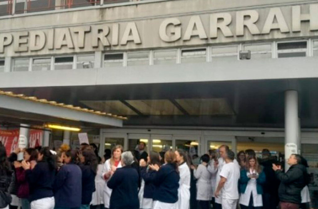 Garrahan: en medio de un paro, los trabajadores reconocen a los médicos que salvaron a un chico con un trasplante inédito