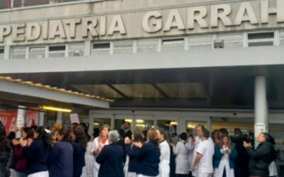 Garrahan: en medio de un paro, los trabajadores reconocen a los médicos que salvaron a un chico con un trasplante inédito