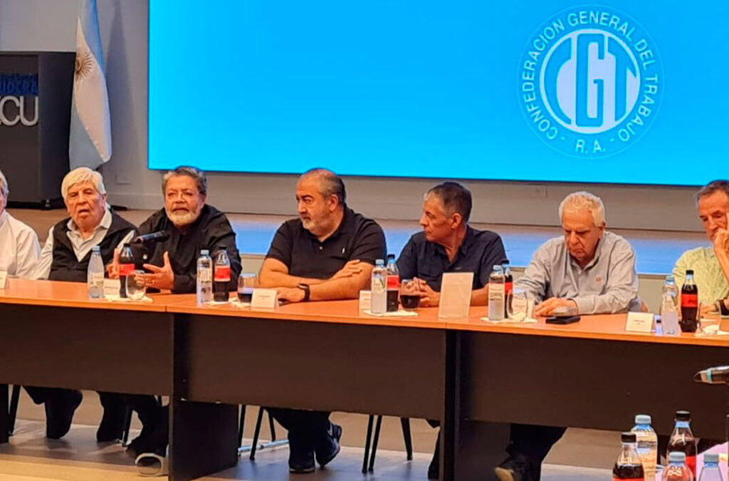 Hugo Moyano fue a la Mesa Chica de la CGT, desautorizó la posición de Pablo Moyano y respaldó la estrategia de «negociar» con el Gobierno libertario