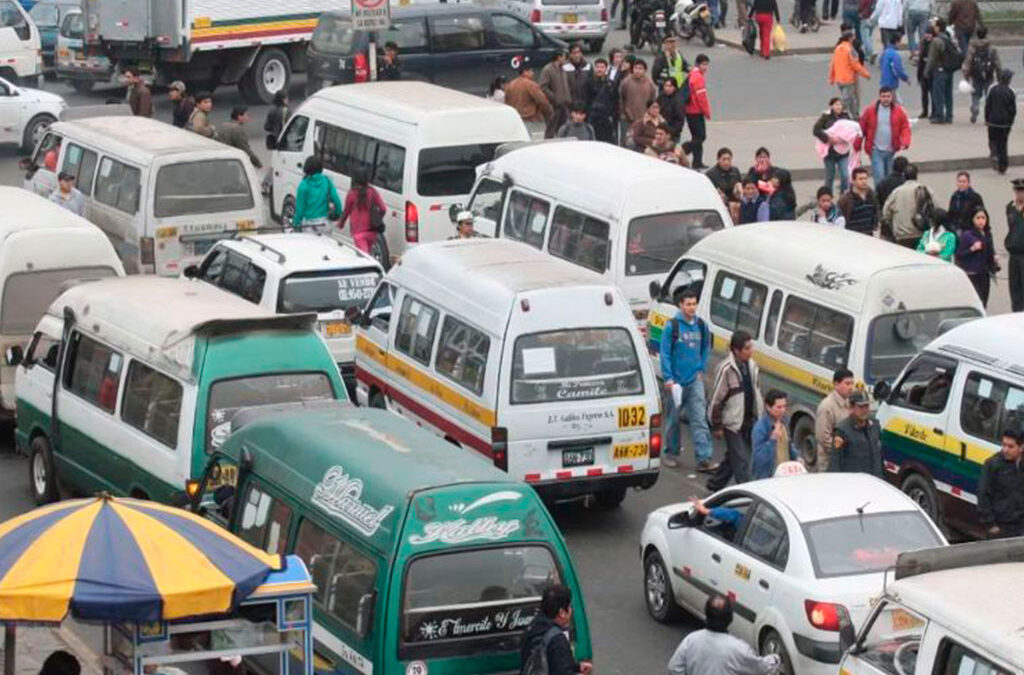 El Gobierno desreguló a los colectivos y habilita el transporte de pasajeros en cualquier vehículo, horario y recorrido