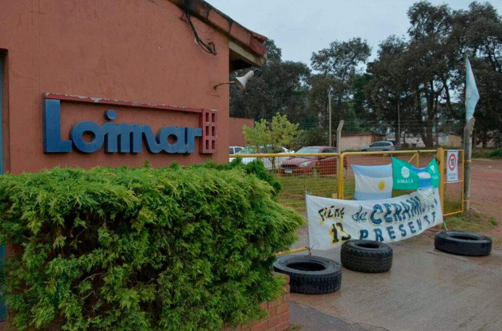 Una emblemática fábrica de cerámicos frenó la producción y crece el temor por despidos masivos