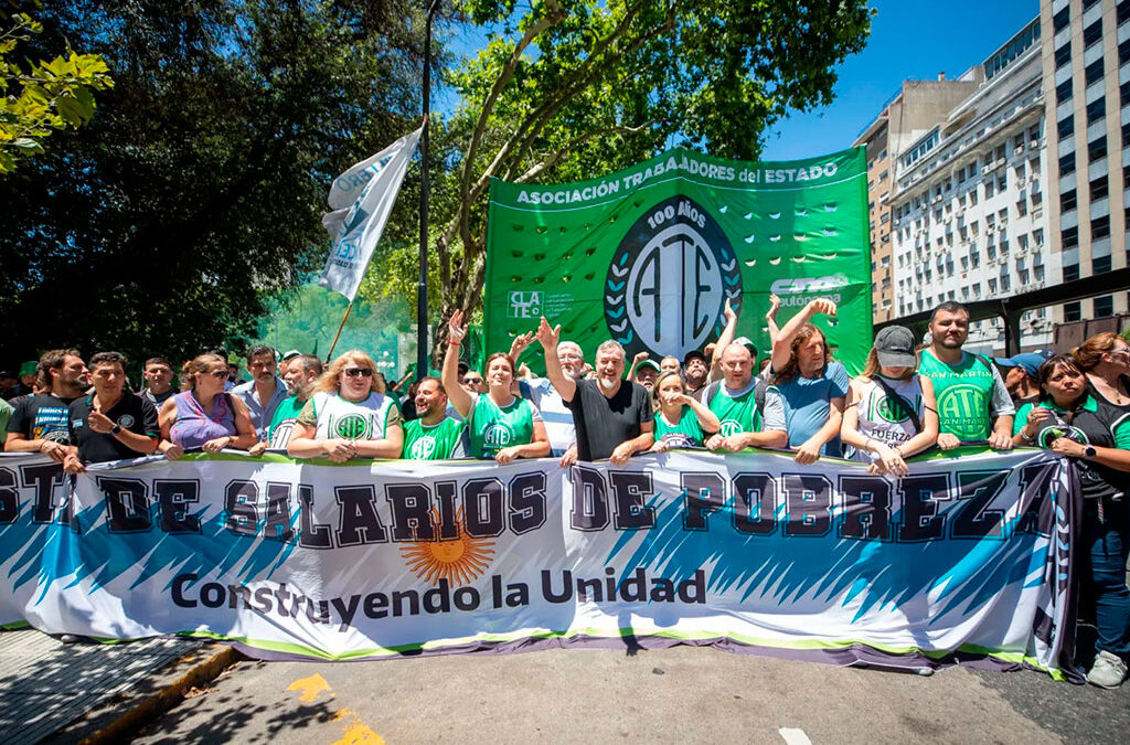 Estatales se movilizaron al Ministerio de Defensa en reclamo por el atraso salarial del personal civil del sector
