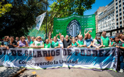 Estatales se movilizaron al Ministerio de Defensa en reclamo por el atraso salarial del personal civil del sector