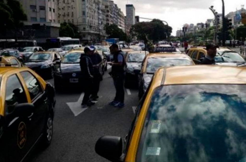 Taxistas en contra de la desregulación de Sturzenegger: demanda judicial y medidas de protesta