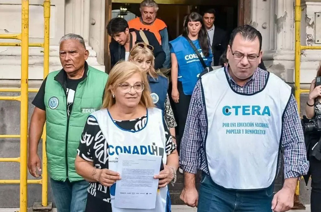 Los docentes universitarios perdieron más del 50% de su salario en un año, según los gremios
