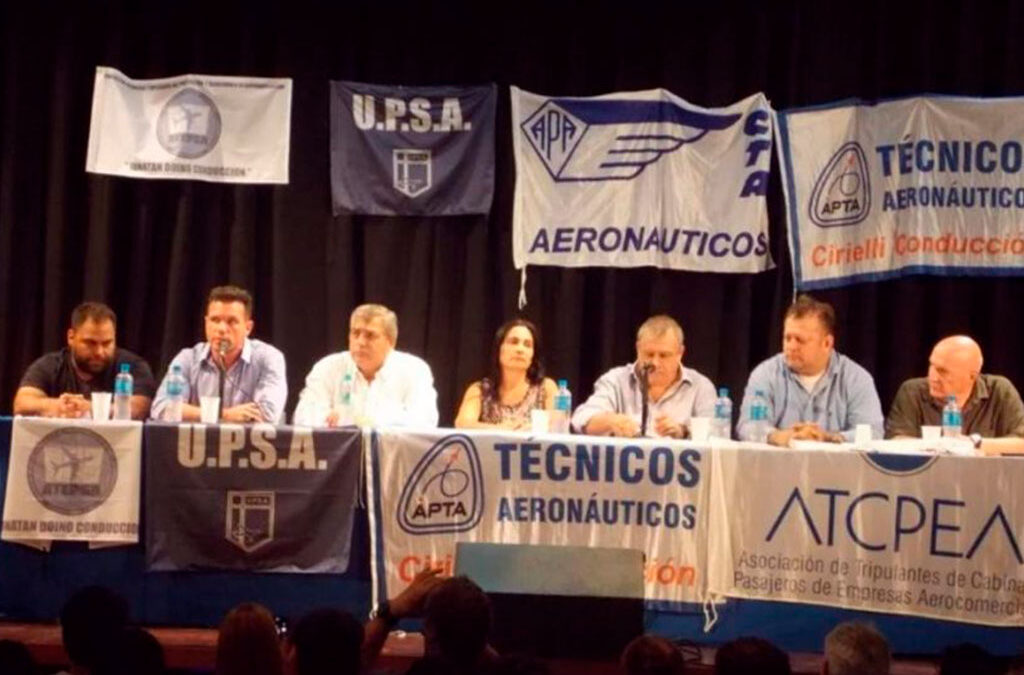 Aerolíneas Argentinas: con sueldos que no se tocan desde octubre, podría terminarse la tregua con los gremios