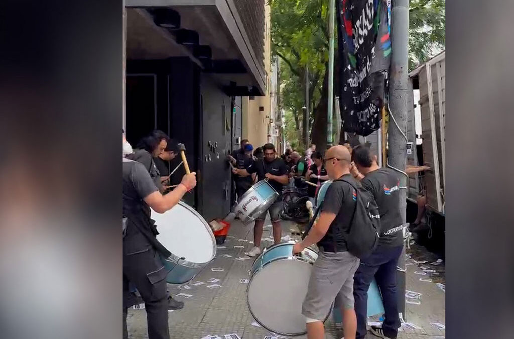 El gremio de televisión rechazó los despidos y movilizó a la productora La Corte