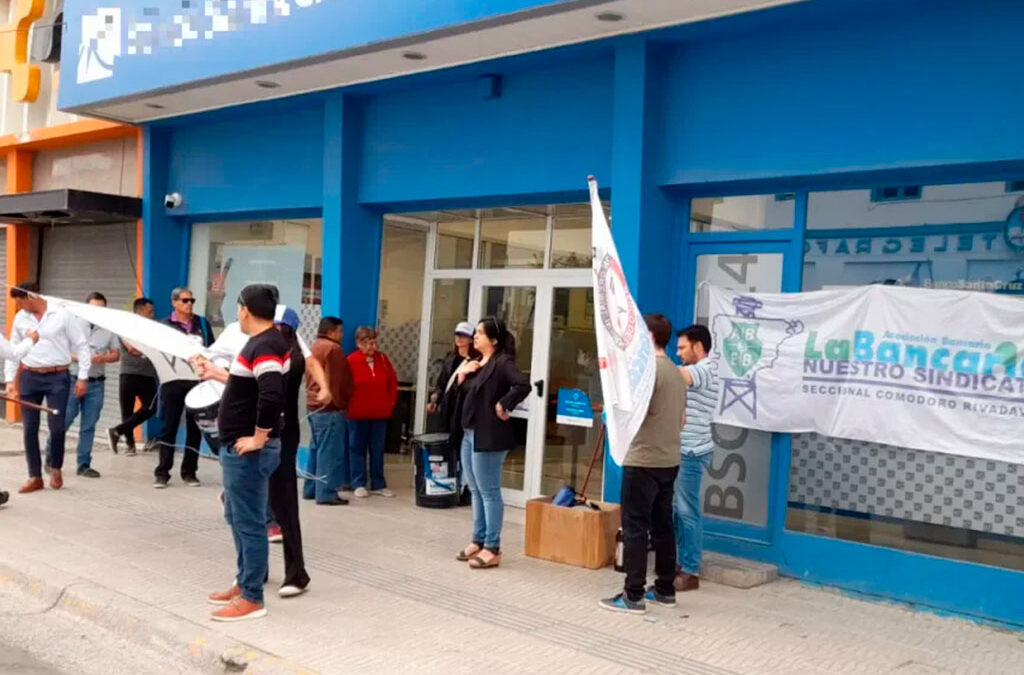 Conflicto en una sucursal bancaria de Comodoro: «Vinieron a cerrarla y a desvincular a la gente»