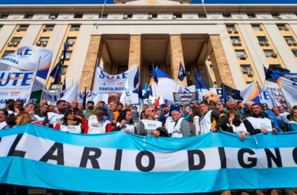 Acuerdos por empresa y productividad: para los gremios, el gobierno busca “congelar las paritarias” como en los 90
