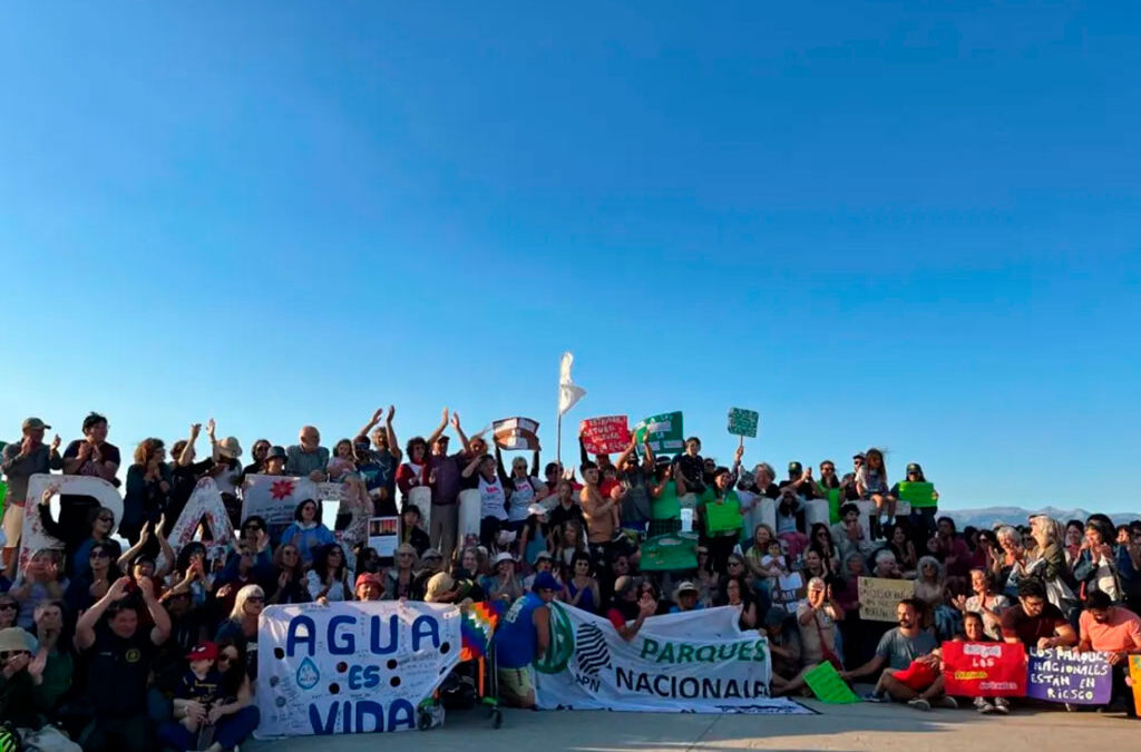 Nueva protesta contra los despidos en el Estado: trabajadores abrazan al lago Nahuel Huapi